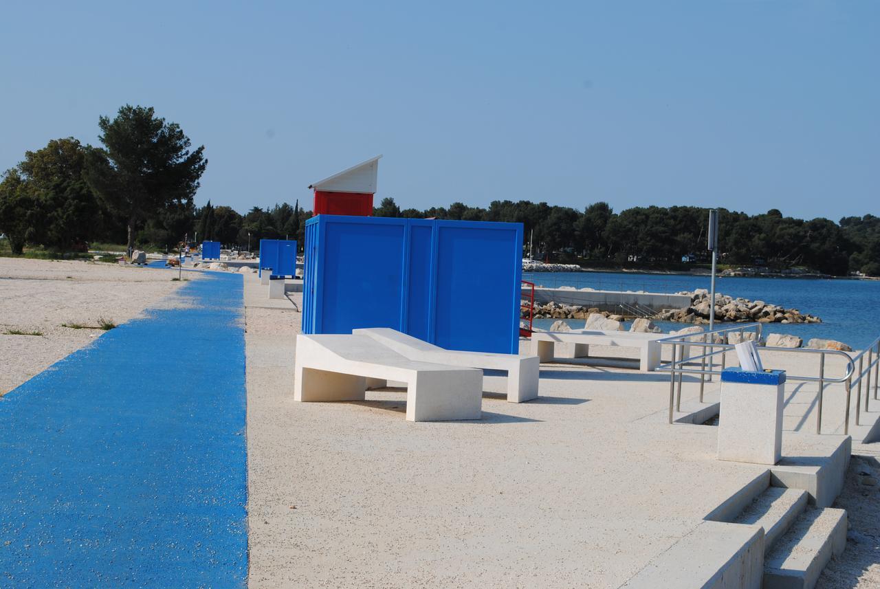 Holiday Ana Pula
